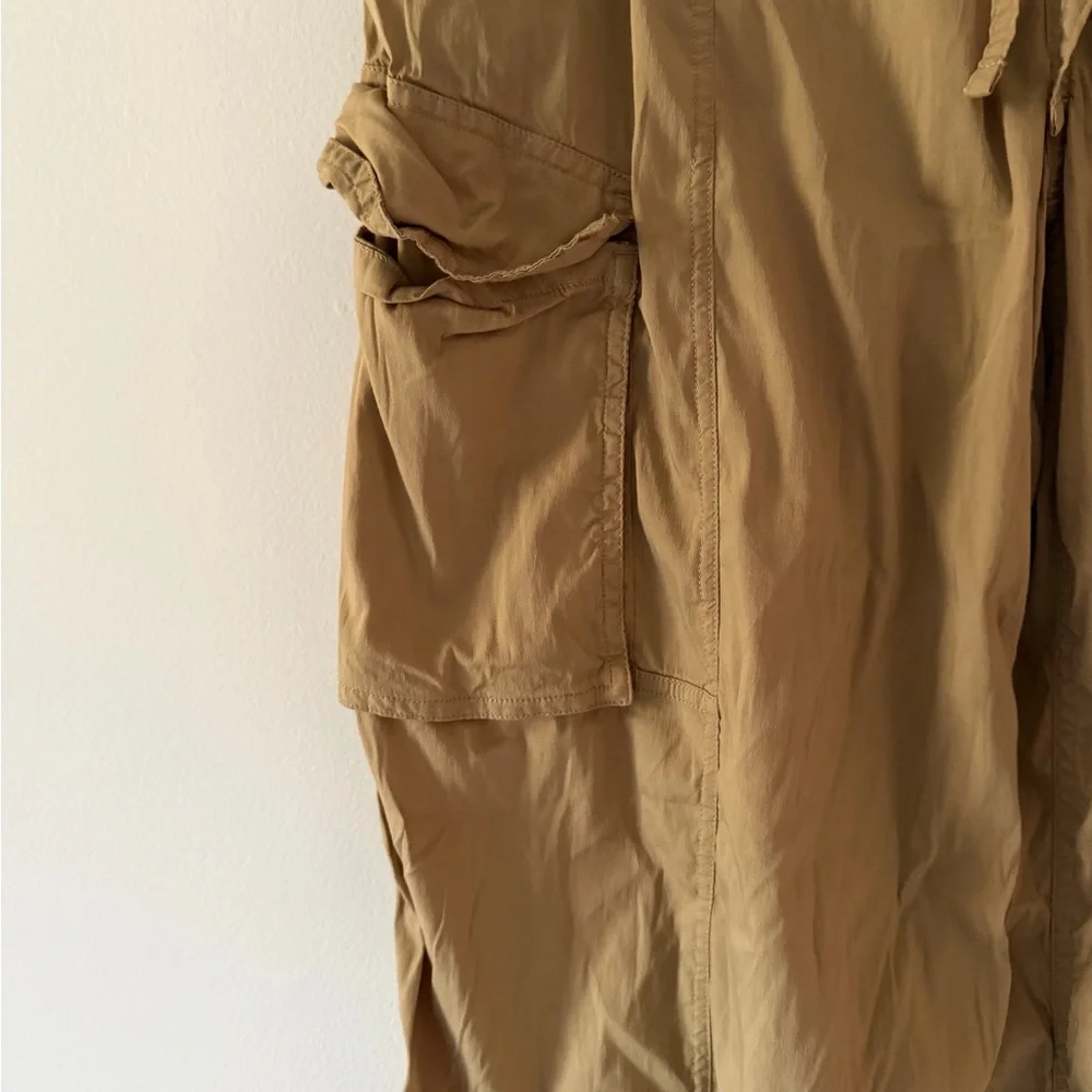 Lululemon Lightweight Adjustable Mid-Rise Cargo Pant in Filbert Tan Size Large - Picture 4 of 16